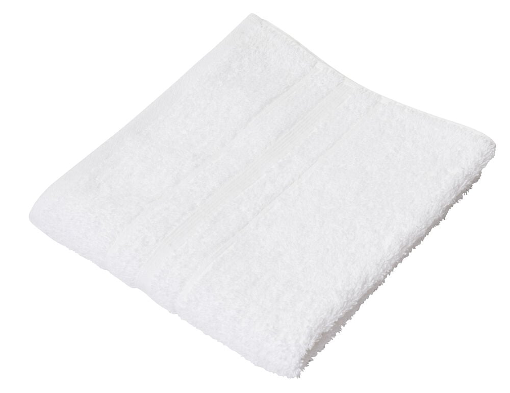 Vikt vit handduk av bomull på vit bakgrund.