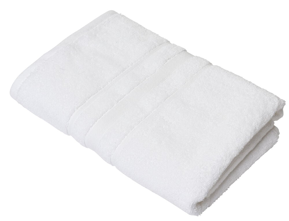 Vikt vitt badlakan med dekorativa ränder.