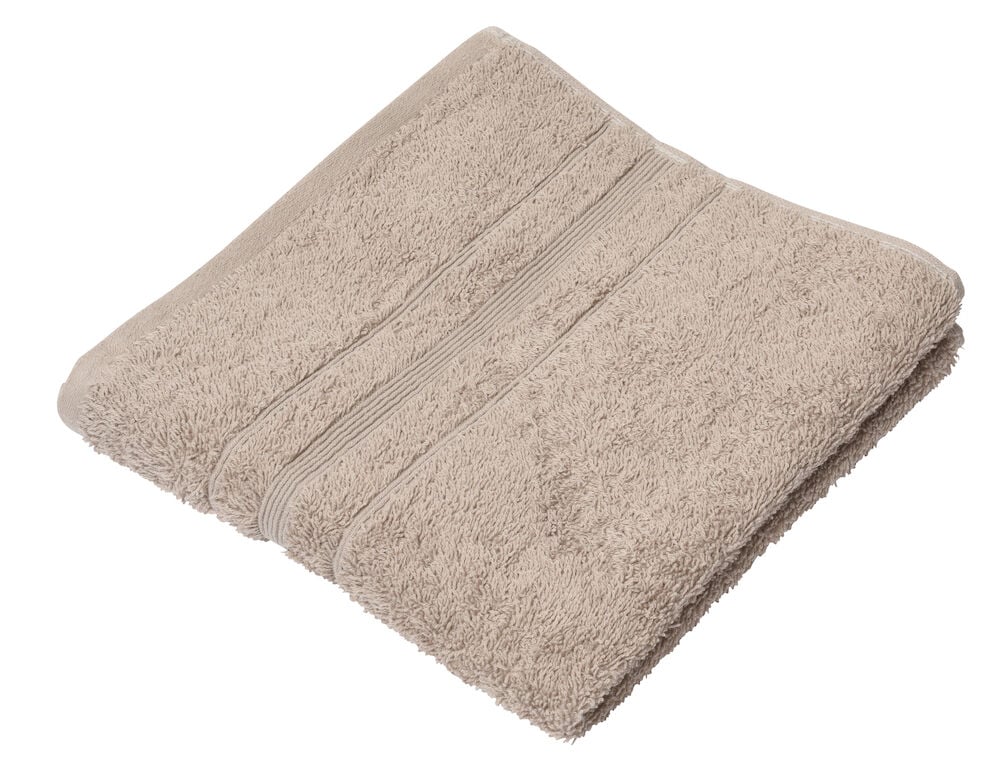 En vikt beige handduk med broderade ränder.