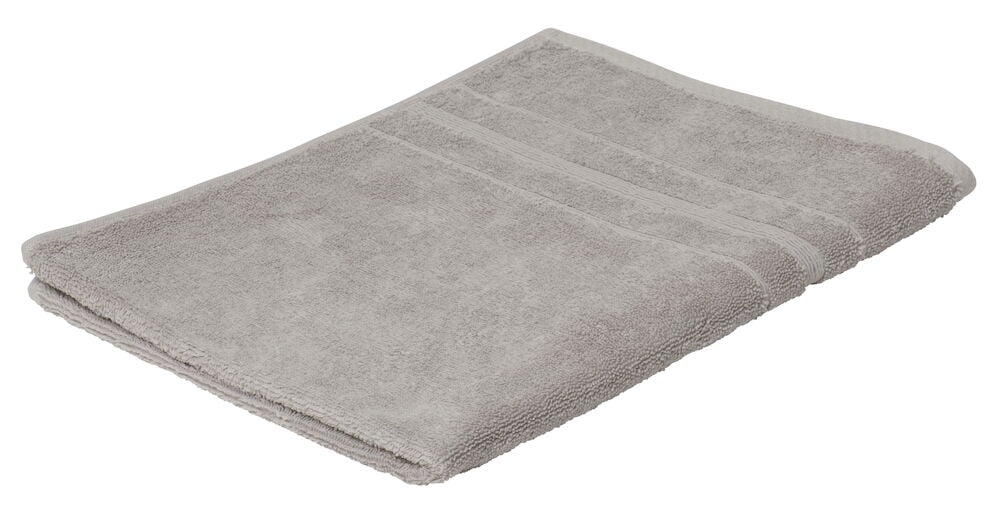 En vikt silverfärgad handduk i mjuk bomull.