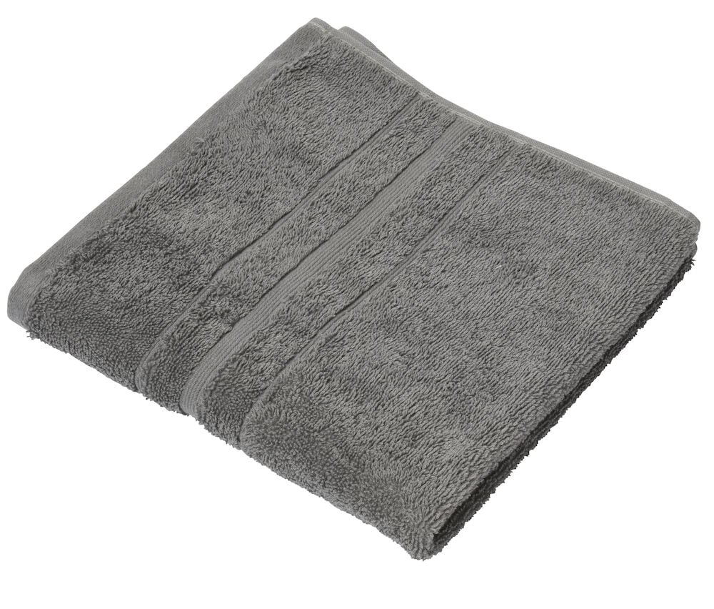 En vikt grå handduk med enkel design.