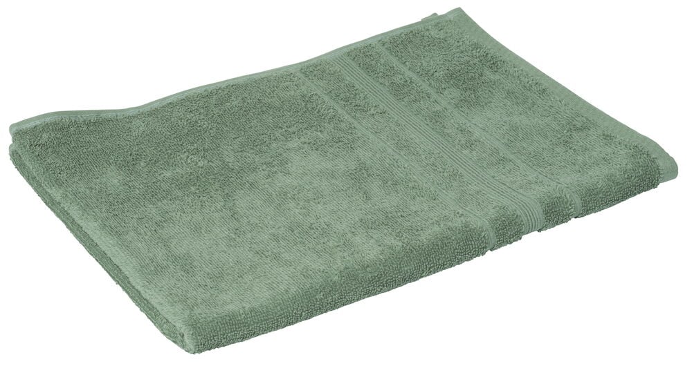 Vikt isgrön handduk i bomull på vit bakgrund.