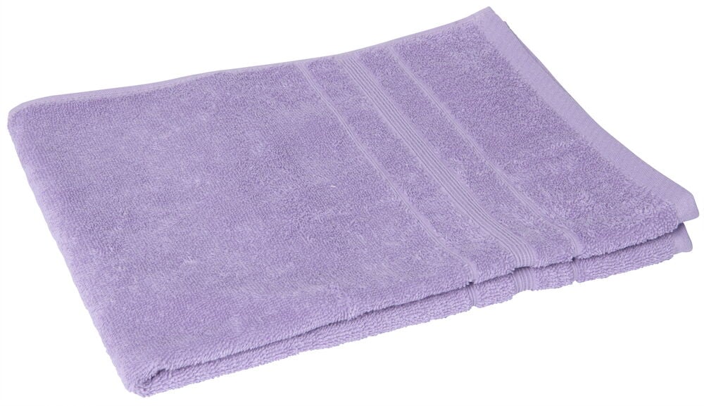 En vikt lavendelfärgad handduk med vävda ränder.