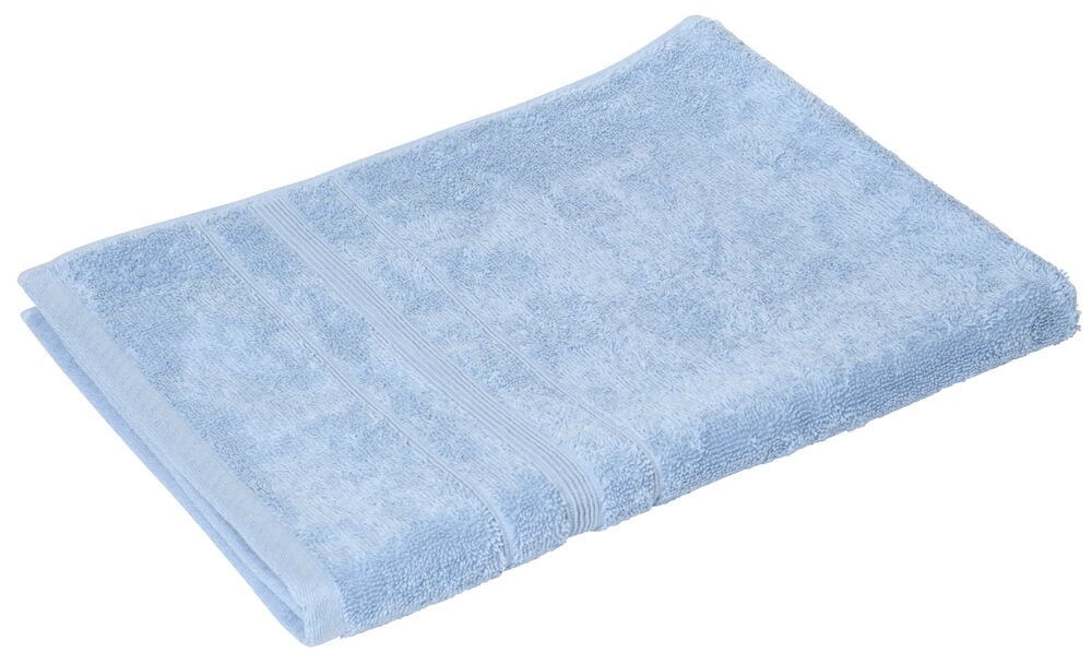 Vikt ljusblå handduk i bomull på vit bakgrund.