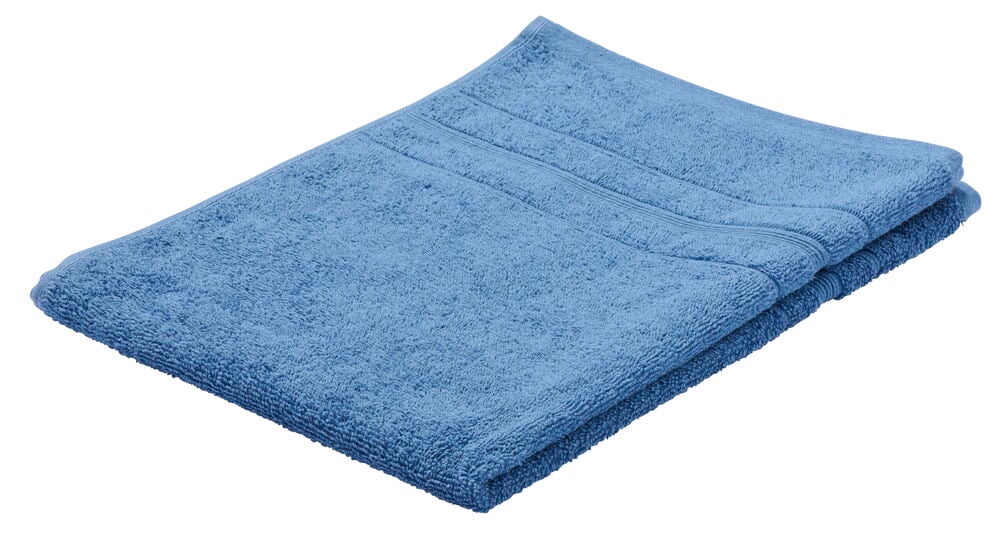 En vikt blå handduk i frotté.