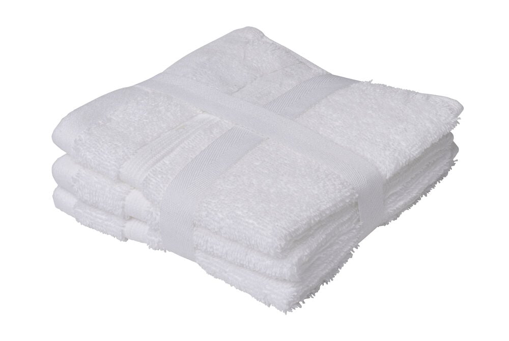 Tre brettede hvite vaskekluter med elastisk bånd.