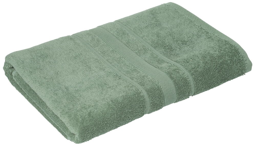 Grön badhandduk vikt på vit bakgrund.