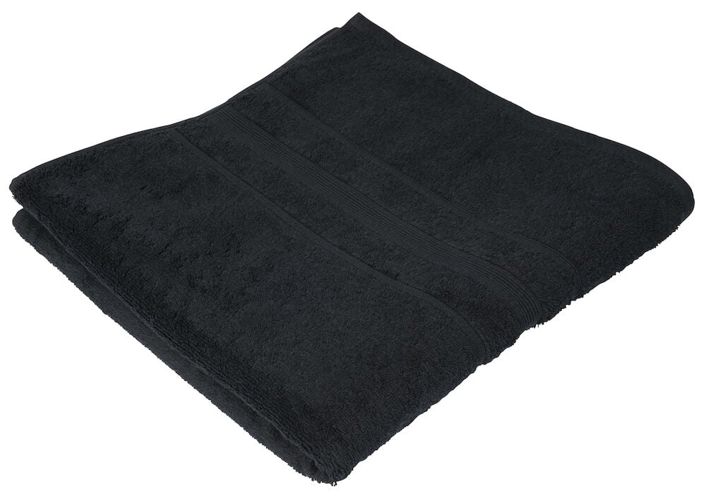 En vikt svart handduk i frotté på vit bakgrund.