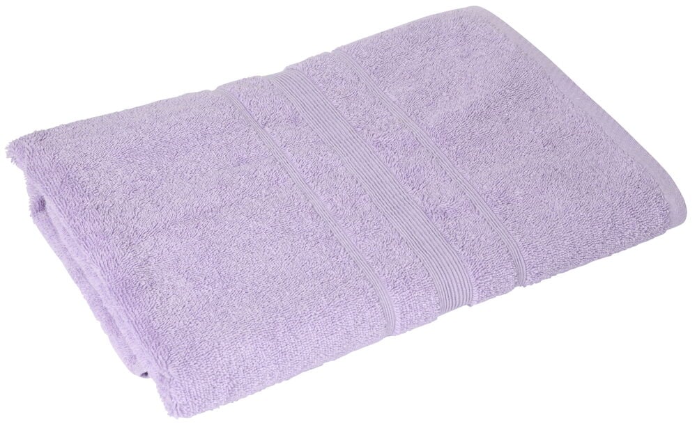 Vikt lavendelfärgad badhandduk med dekorativa ränder.