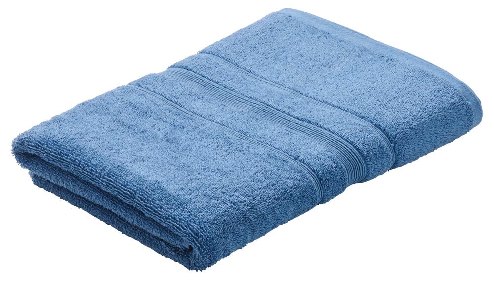 Vikt blå badhandduk med invävda ränder.