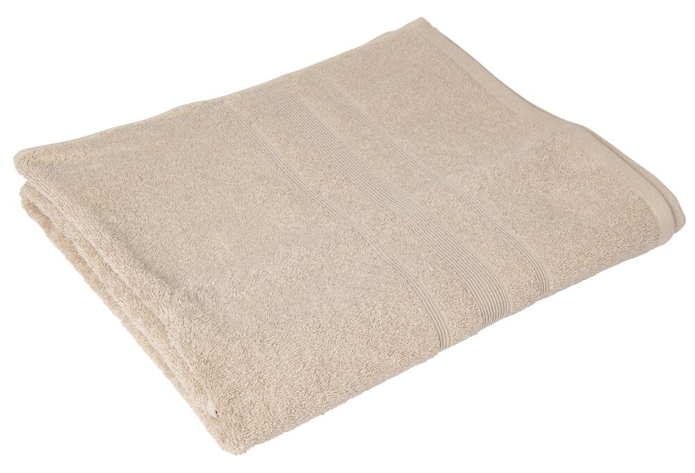 Vikt beige badlakan av bomull på vit bakgrund.