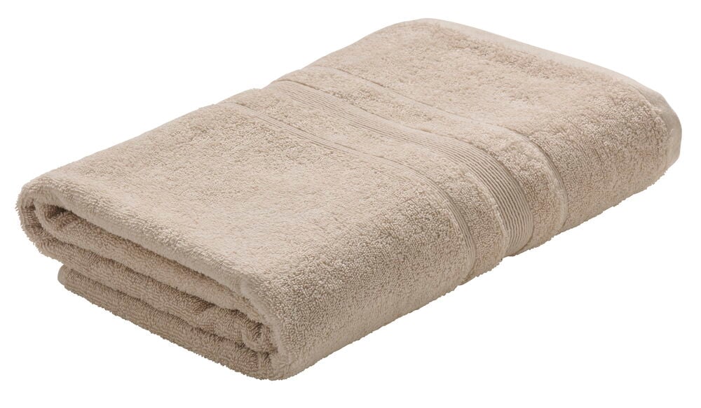 Ett vikt sandfärgat badlakan i bomull.