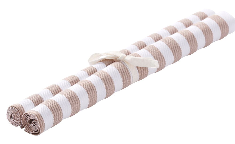 Två randiga bordstabletter i naturfärg med rosett.