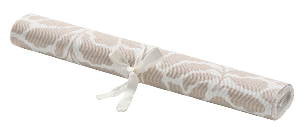 Upprullad vit bordslöpare Filippa med beige abstrakt mönster, knuten med ett gräddvitt band.