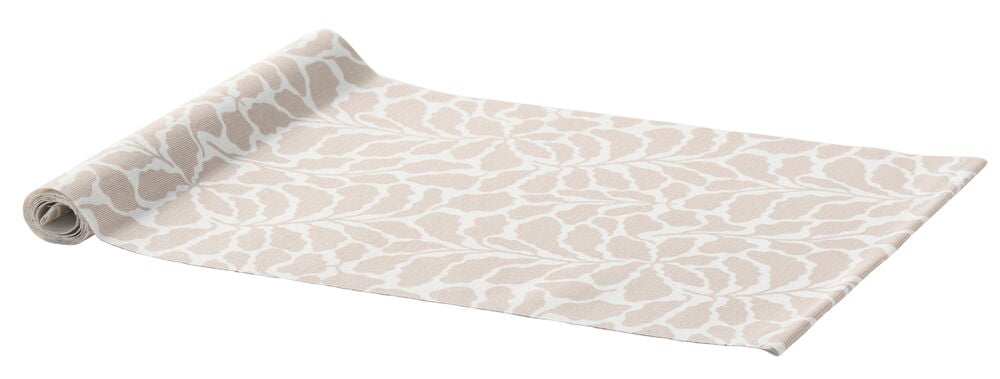 En delvis utrullad bordslöpare Filippa, beige och vit med organiskt mönster, i bomull/polyester.