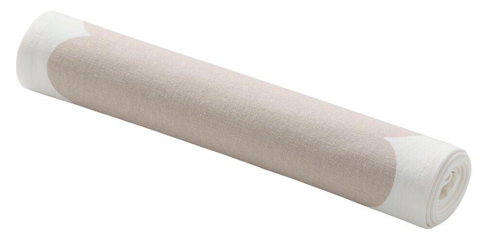 Natur Bomull/Polyester Bordslöpare Lydia, ihoprullad, med naturbeige färg och vita mönstrade kanter.