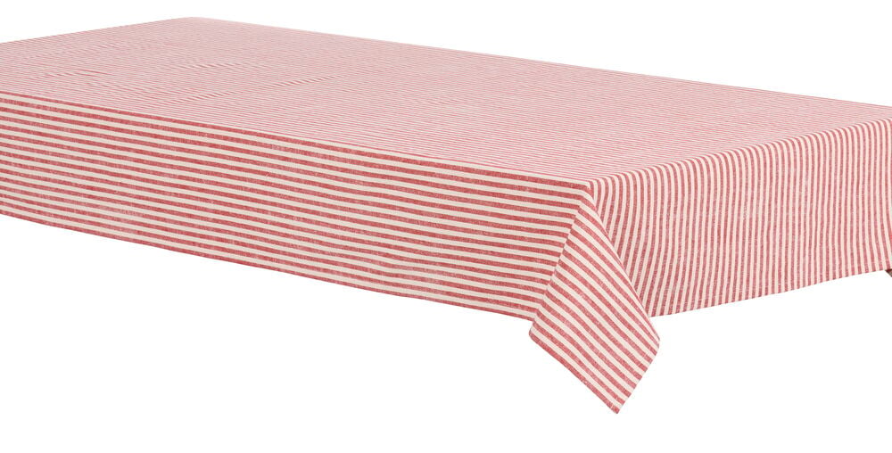 En röd och vitrandig bomullsduk Sundborn 140x220 cm draperad på ett bord.