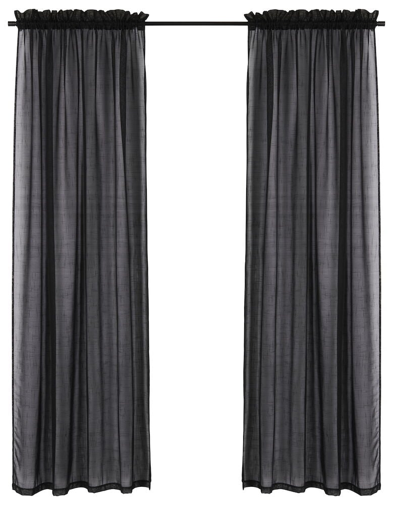 Kaksi mustaa ohutta verhopaneelia ripustettuna tangolle.