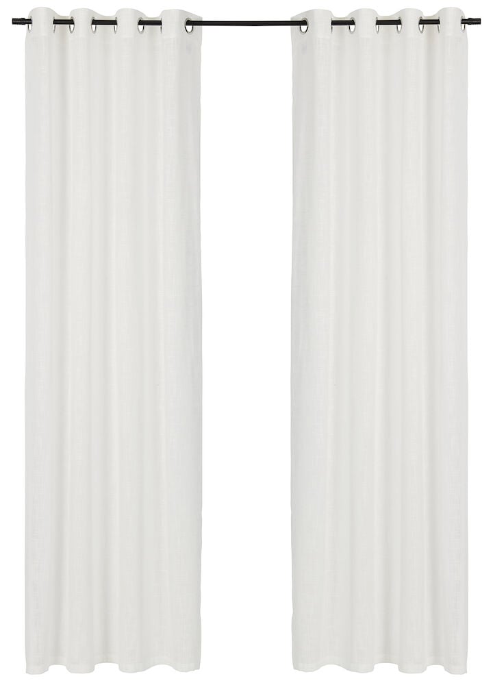 Två vita gardinlängder i polyester med öljetter.