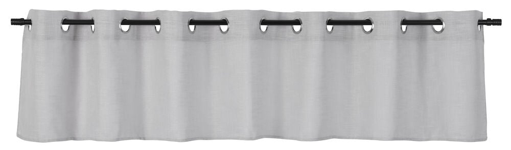 Grå gardinkappe med maljer hengende på stang.