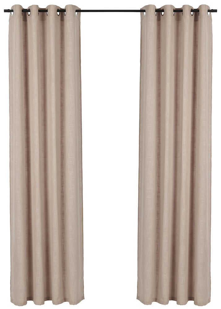 Två långa naturfärgade gardinlängder på gardinstång.