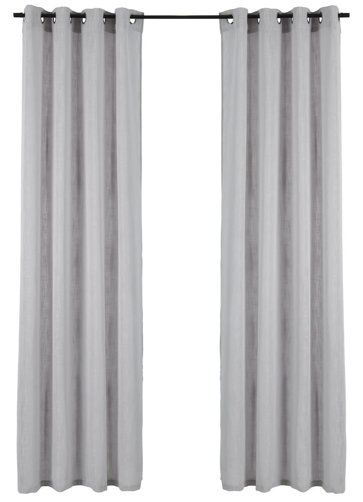 Zwei graue Gardinenlängen mit Ösen aufgehängt.
