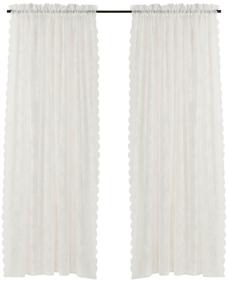 Kaksi valkoista pitsiverhoa, joissa on aaltoileva reuna.