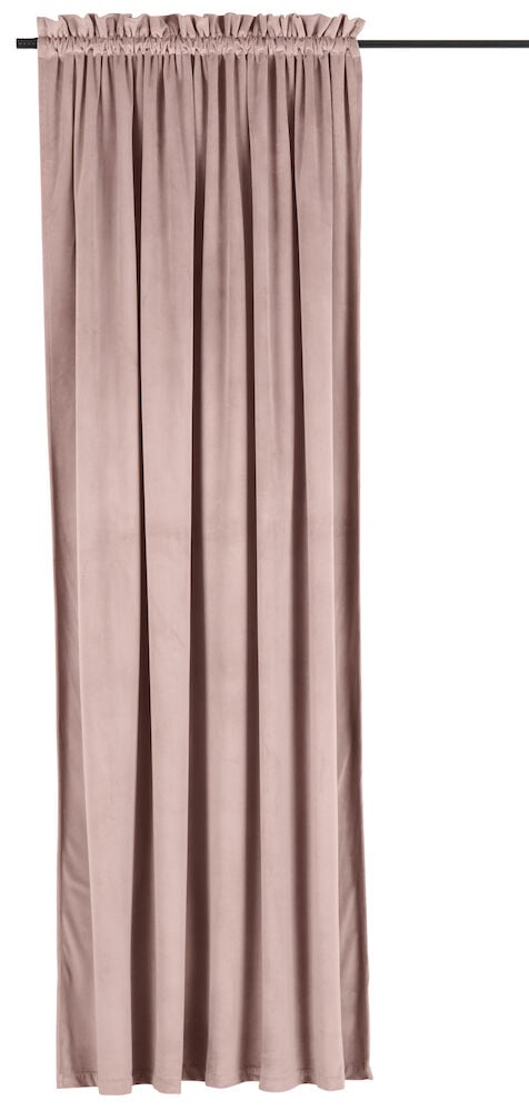 Vaaleanpunainen samettiverho roikkuu tangolla valkoista taustaa vasten.