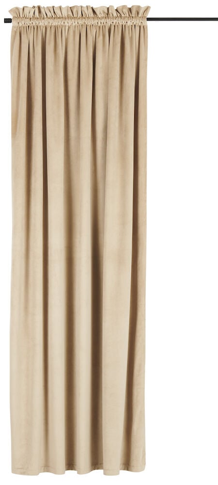 Sandfärgad sammetsgardin med kanalupphängning.