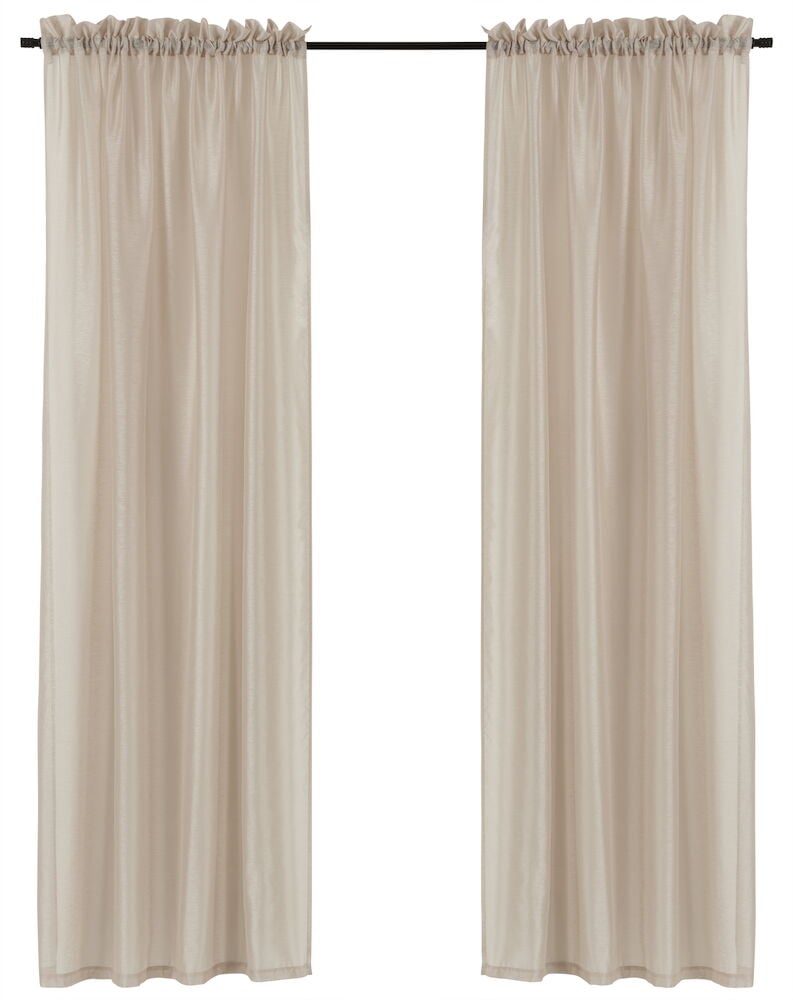 To naturfargede gardinlengder hengende på stang.
