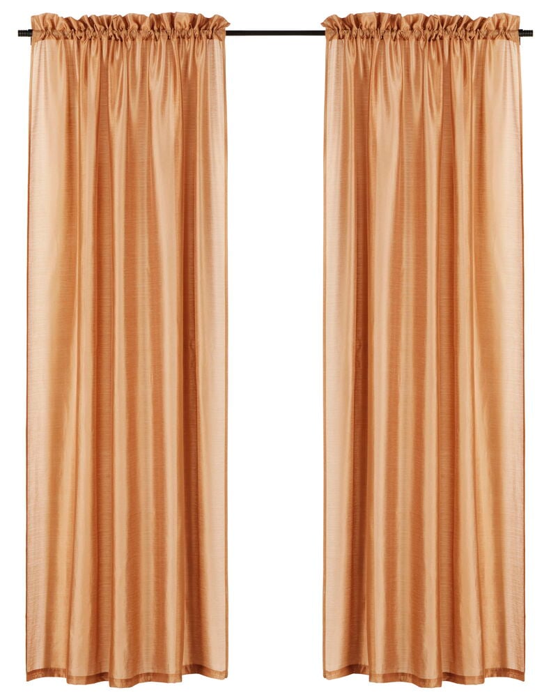 Zwei haselnussfarbene Vorhangpaneele an der Gardinenstange.