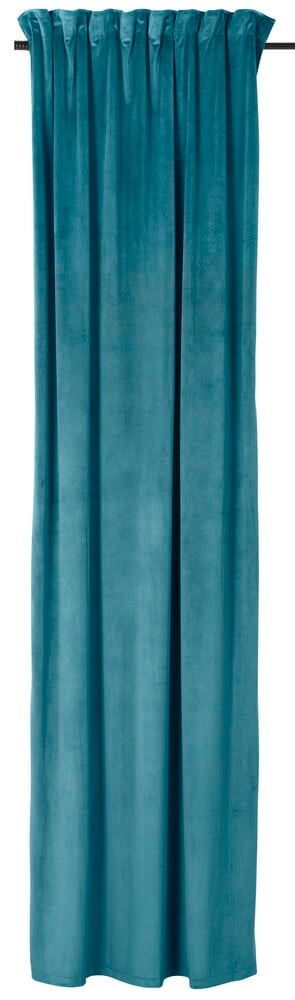 Pitkä sinivihreä samettiverho monitoiminauhalla ripustettuna.