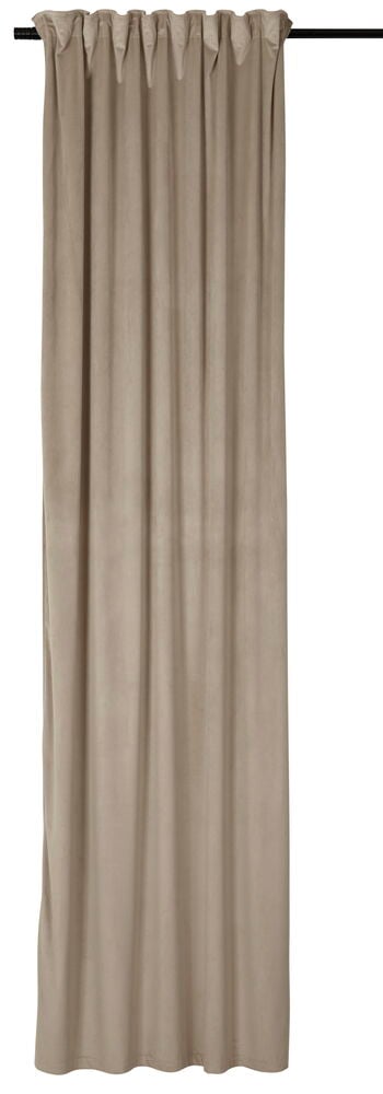 Yksi laskostettu vaaleanruskea polyesterisamettiverho roikkuu mustasta verhotangosta.