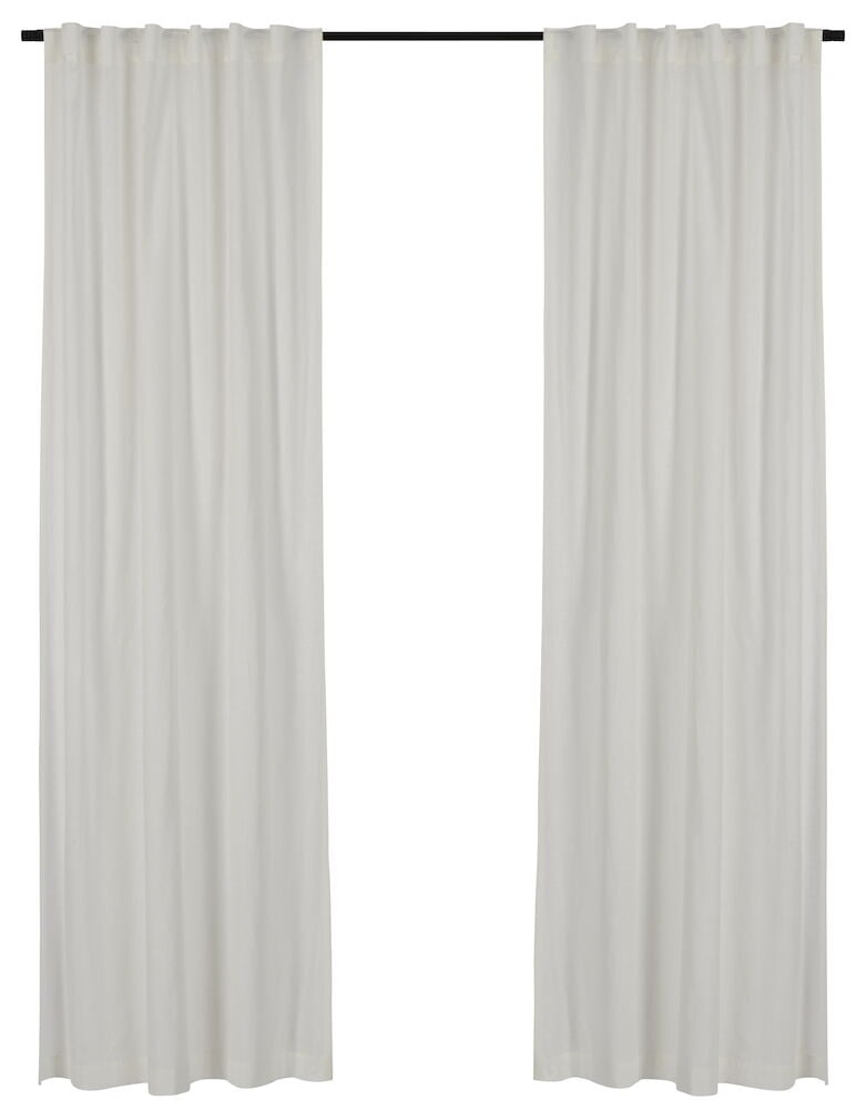 Två vita gardinlängder i bomull på stång.