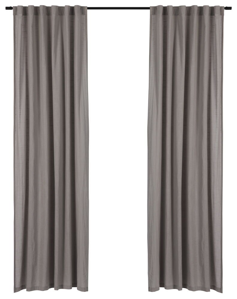 Två ljusgrå gardinlängder i bomull på gardinstång.