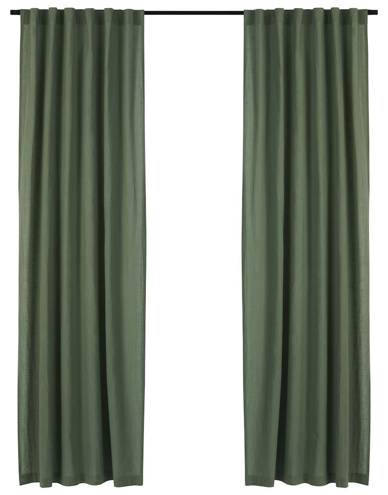 Kaksi vihreää puuvillaverhopaneelia tangolla.