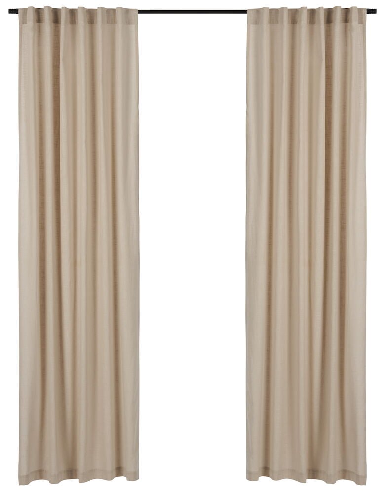 Två beige gardinlängder i bomull på gardinstång.
