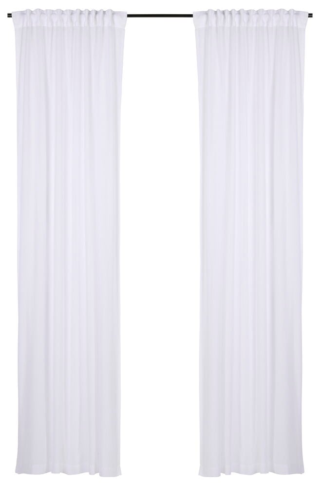 En 2-pakning hvite bomullsgardinlengder Lovisa 135x250 cm henger fra en svart stang.