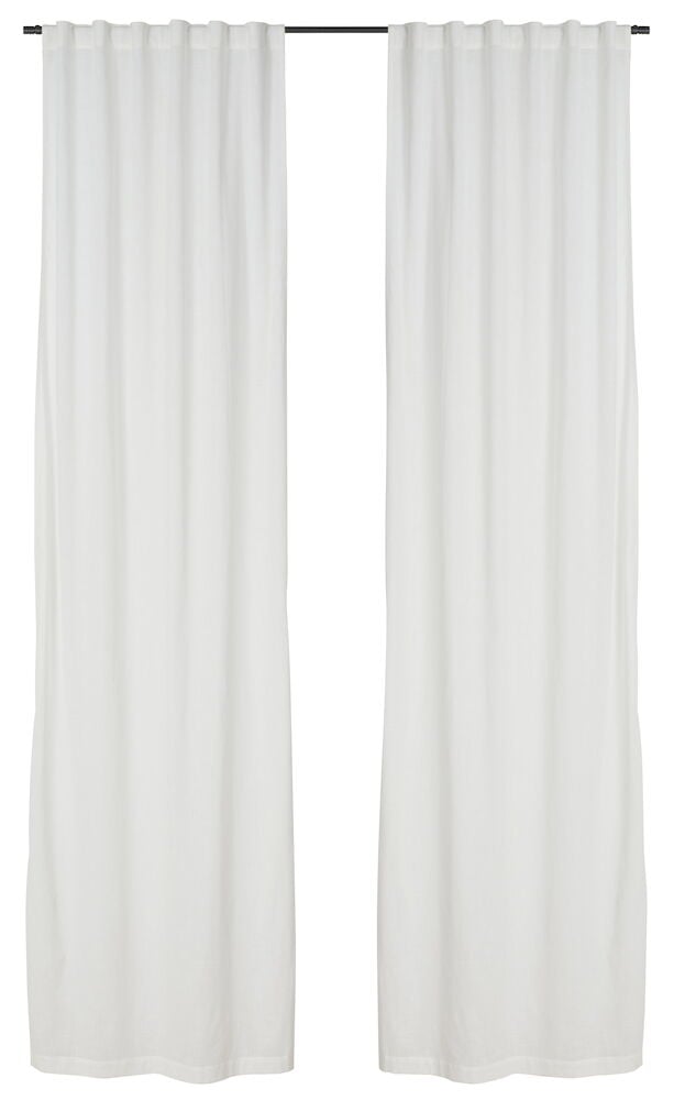 Två långa vita gardinlängder i bomull på stång.
