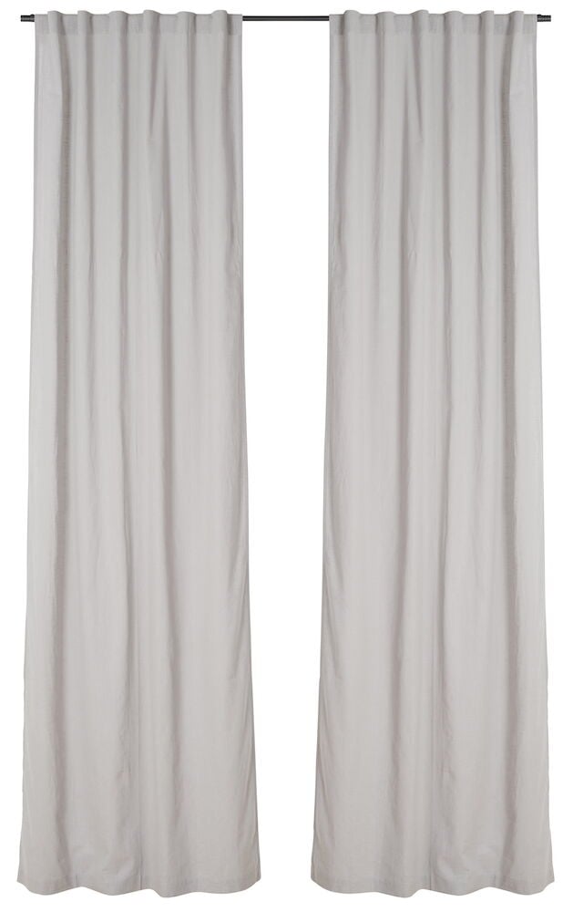 Zwei hellgraue Gardinenlängen hängen an einer Stange.