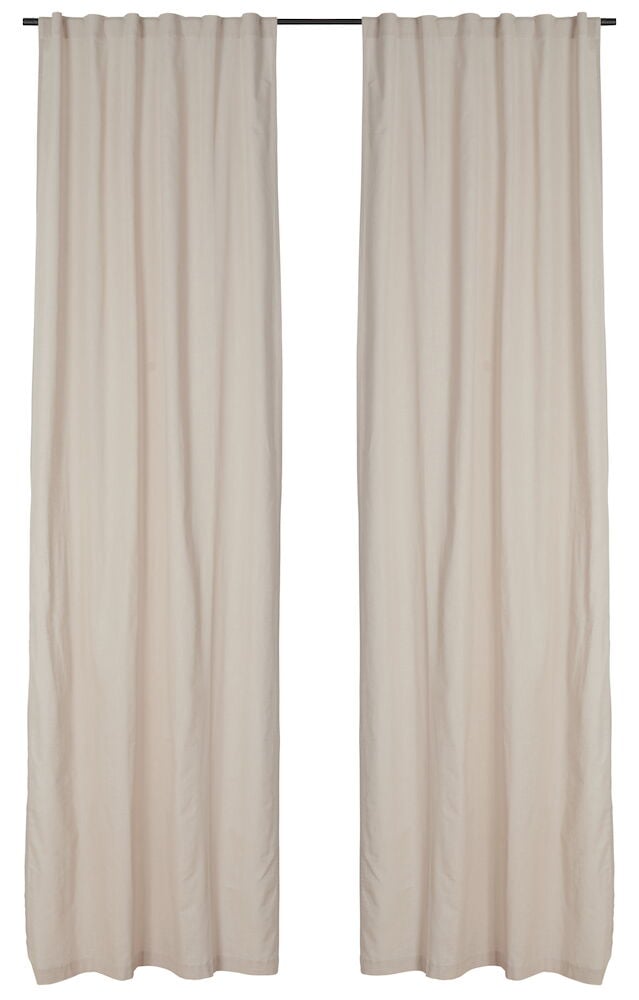 To beige gardinlengder med hemper av bomull.