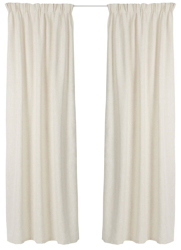 Kaksi offwhitea verhopaneelia laskosnauhalla roikkuvina.