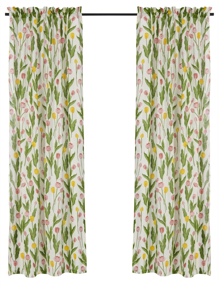 Zwei weiße Vorhänge mit buntem Tulpenmuster.