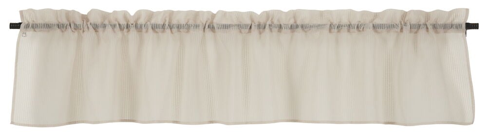 Beige ohut verhokappa kudotuilla raidoilla.