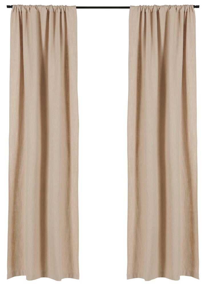 Beige gardinlängd i linneblandning hängande på stång.