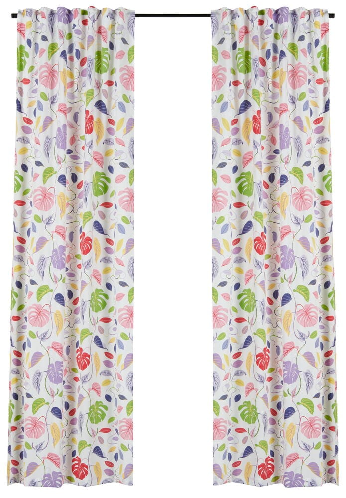 Zwei weiße Gardinen mit buntem Blumenmuster.