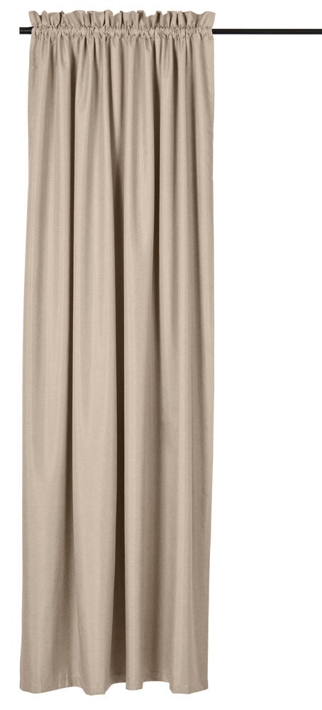 Beige mörkläggningsgardin i polyester, veckad upptill och hängande från en svart stång.
