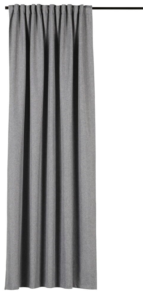 Frontvy av en veckad grå polyester Mörkläggningsgardin Mirjam hängande från en svart stång.
