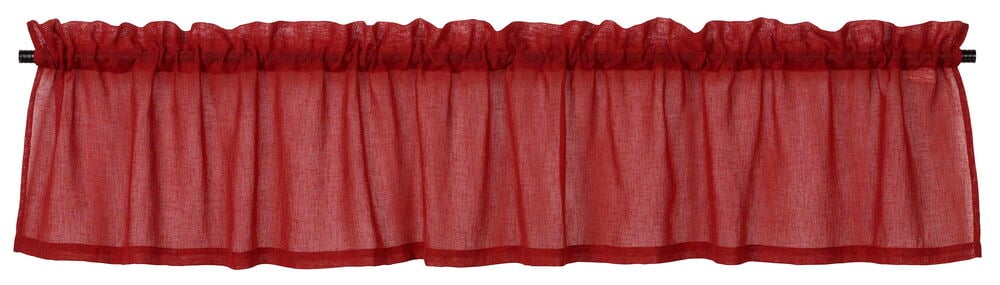 Eine rote, transparente Quergardine Cornelia aus Polyester mit gerafftem Oberteil auf dunkler Stange, Vorderansicht.