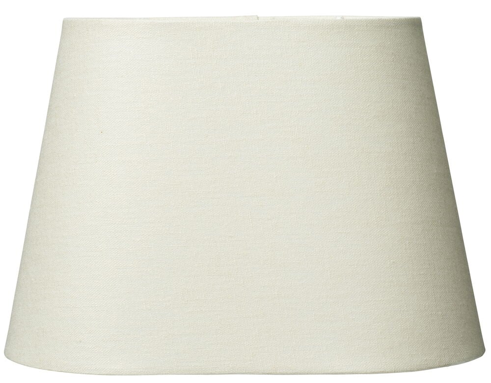 Vit lampskärm med linnestruktur mot vit bakgrund.